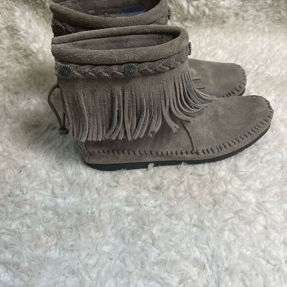 Minnetonka Hi Top Back Zip Boot Grey Suede with fringe accent SZ7 - Picture 8 of 10